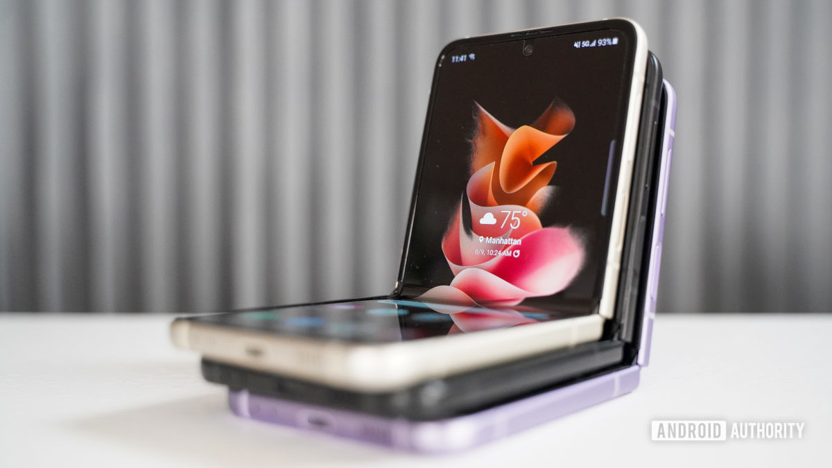 Samsung Galaxy Flip 3 nestled screen